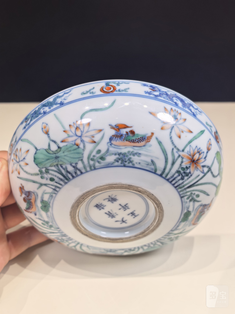 清雍正 斗彩鸳鸯荷塘图卧足盘一对 - 图20